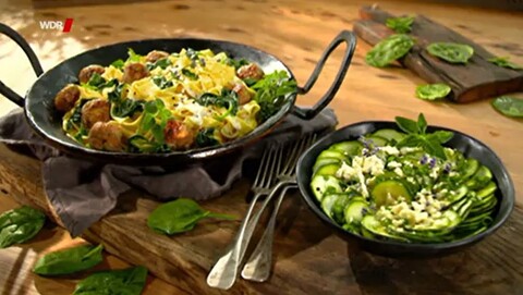 Glutenfreies Gericht in der Pfanne dazu Salat