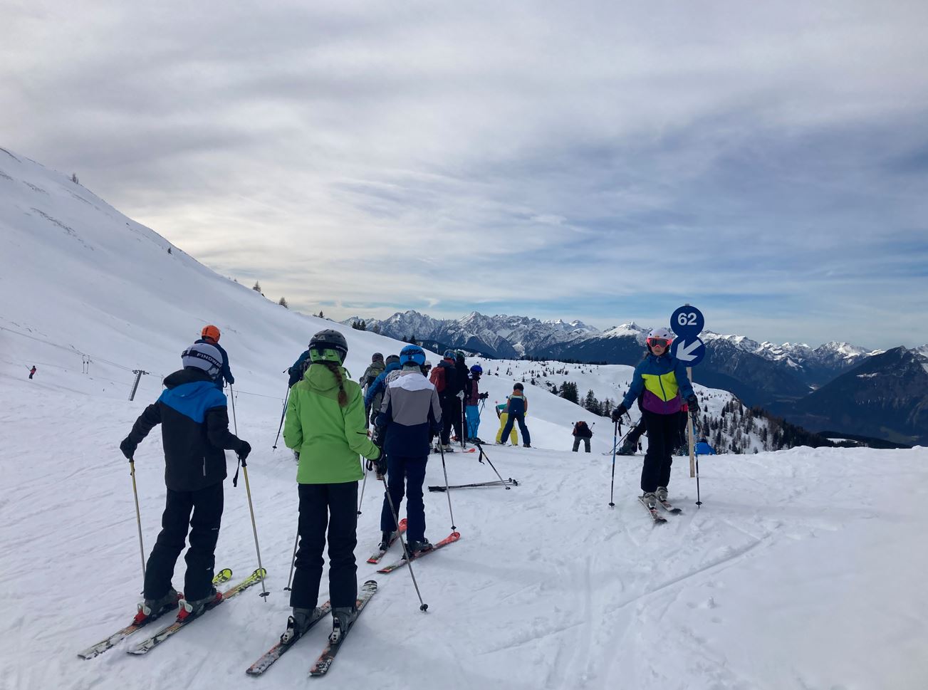 Klassenfahrtbetreuung März 2023, Paula mit Helferherz Louisa, Skihang mit Blick auf die Berge, Radfeld Österreich