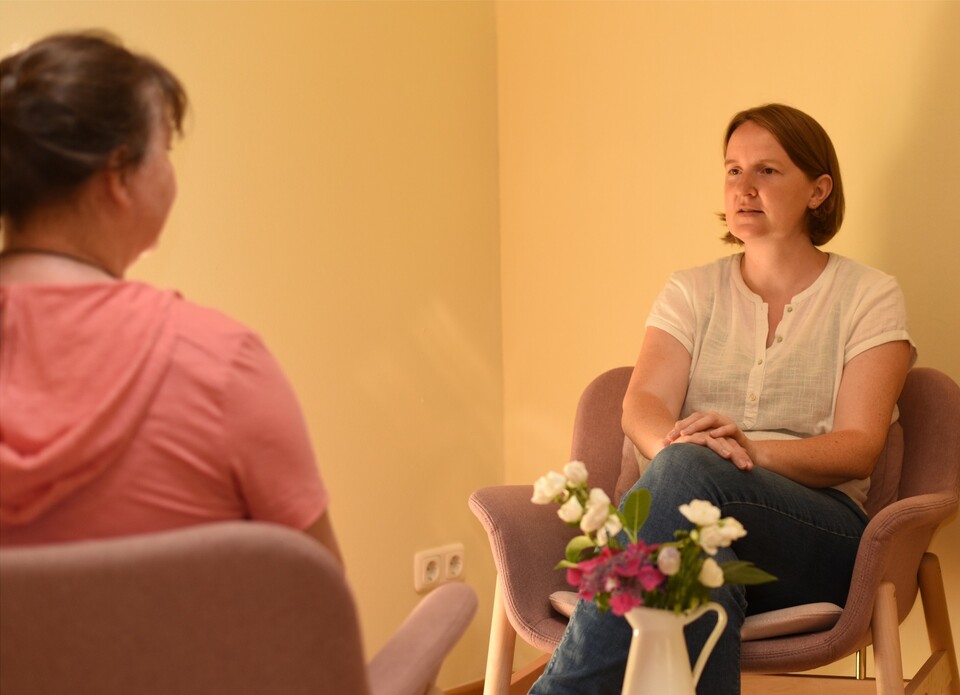 Sandra Neumann im Gespräch mit einer Mutter