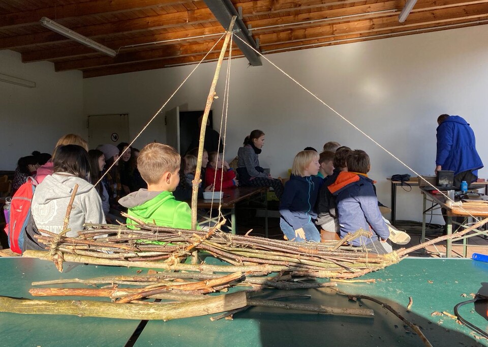 Kinder der Erlebniswoche 2019 beim Boot bauen aus Holz.