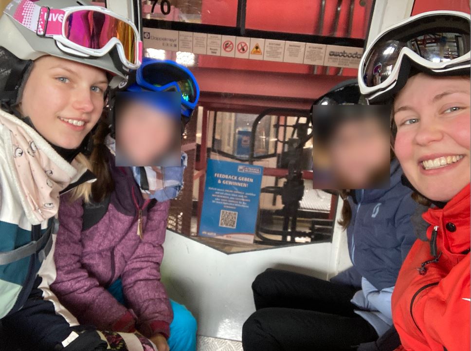 Klassenfahrtbetreuung März 2023, Paula mit Helferherz Louisa im Skilift, Radfeld Österreich