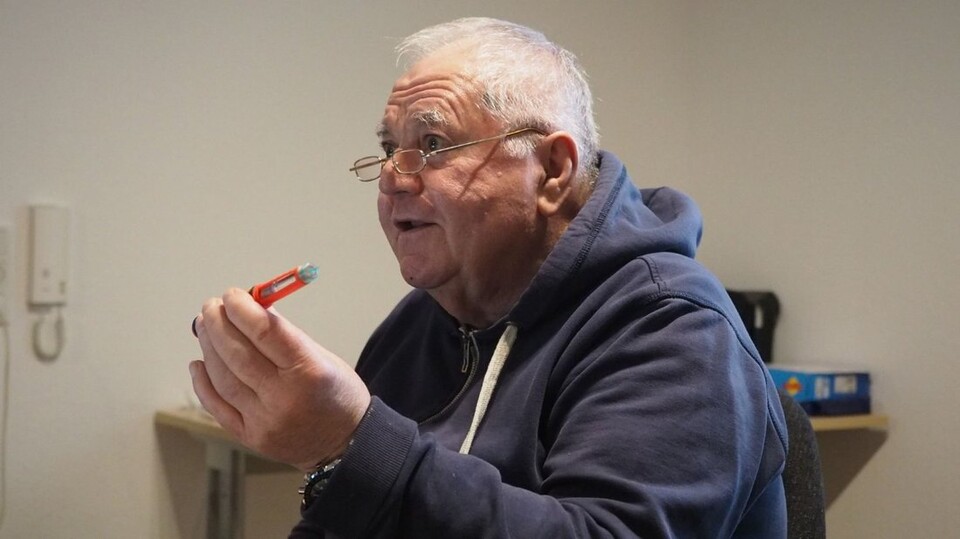 Thomas Franzki brachte auch seinen Diabetespen mit, um zu zeugen, wie die Dosierung funktioniert. Foto: Niklas Golitschek