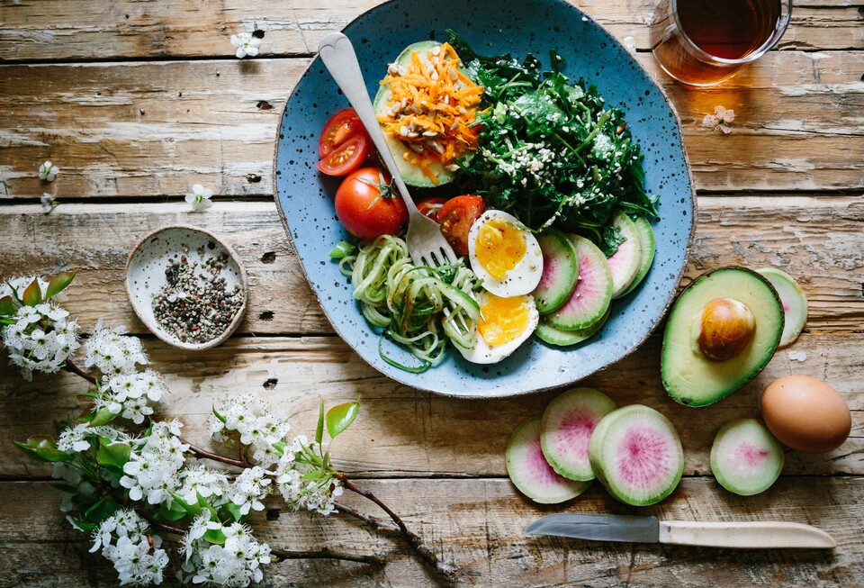 Eine gesunde Mahlzeit mit frischen Gemüse, Avocado und gekochtem Ei