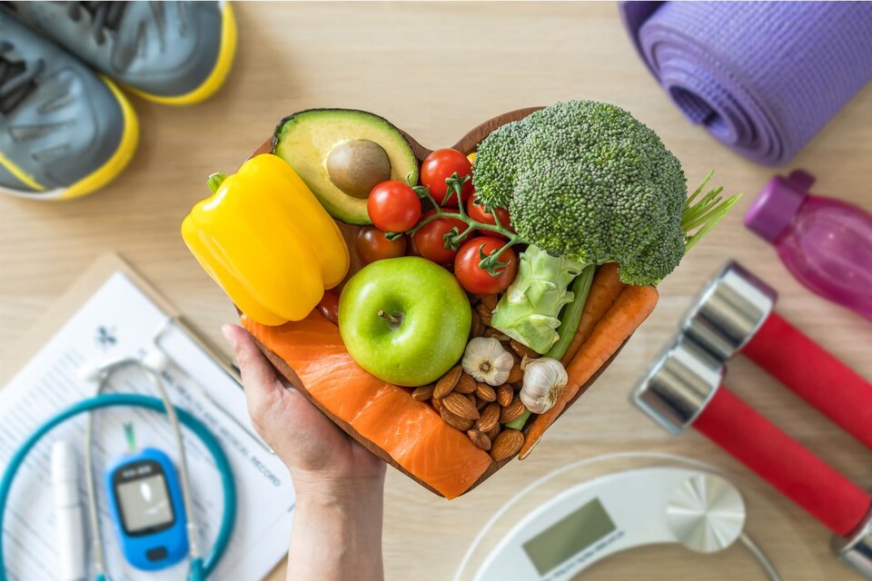 Obst, Gemüse, Sportgeräte und Blutzuckermessgerät