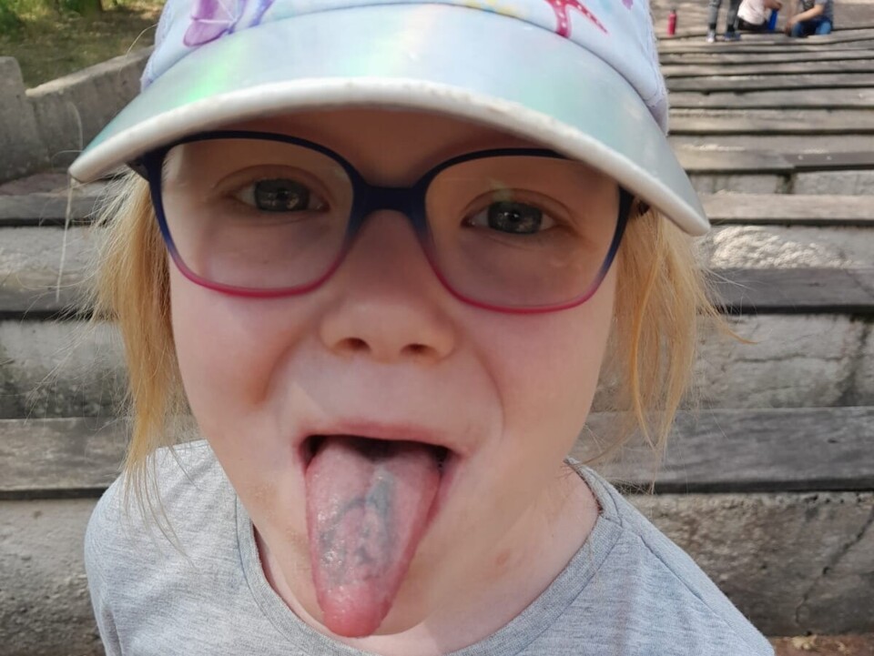 Emilia mit Farbe auf der Zunge von Esspapier