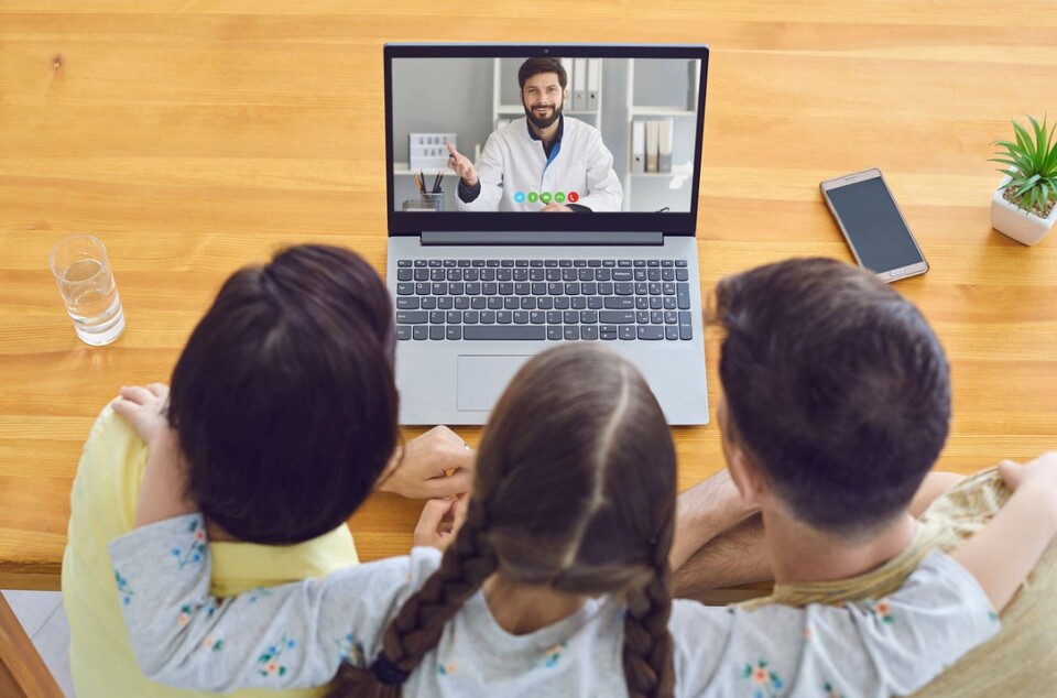 Telemedizin: Familie mit Kind mit Typ-1-Diabetes spricht mit dem Arzt