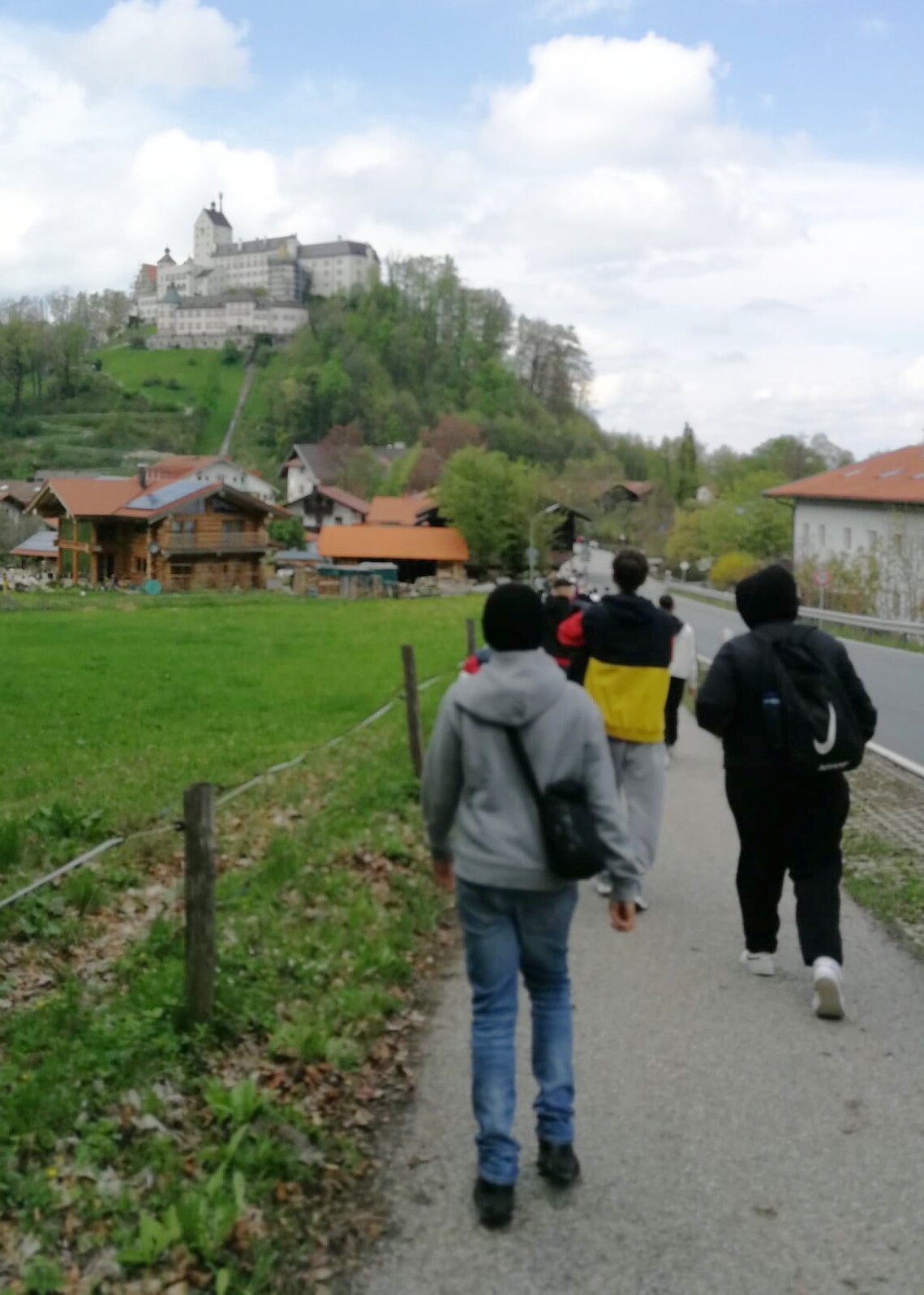 Kinder wandern zur Burg bei Aschau