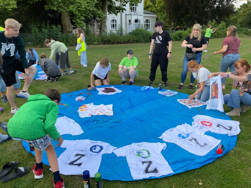 Ferienfreizeit für Jugendliche mit Typ-1-Diabetes, Lübeck 2021, Kreatives buntes Besprühen von weißen T-Shirts für jeden