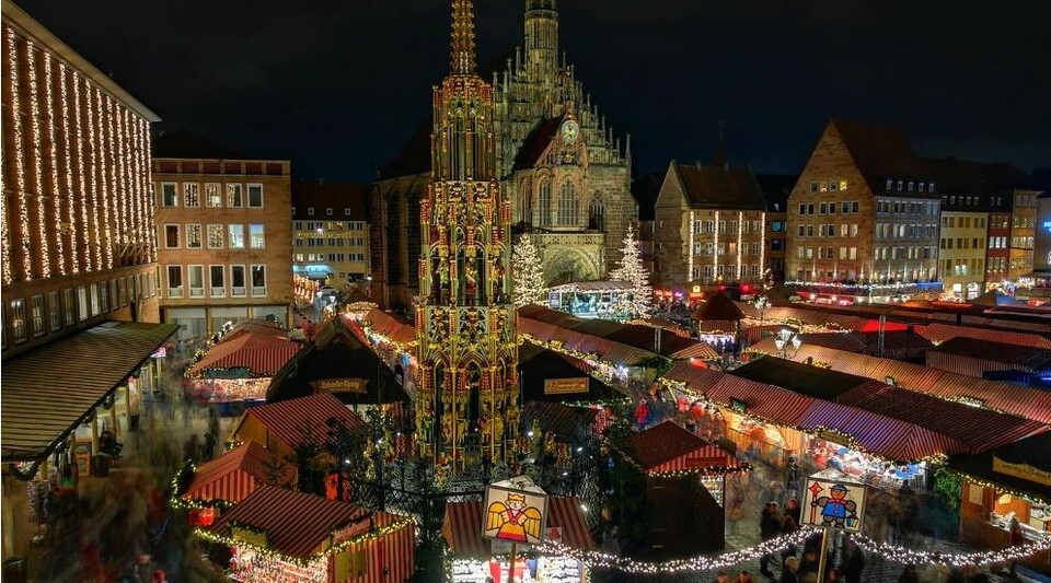 Nürnberger Christkindlesmarkt abends hell erleuchtet