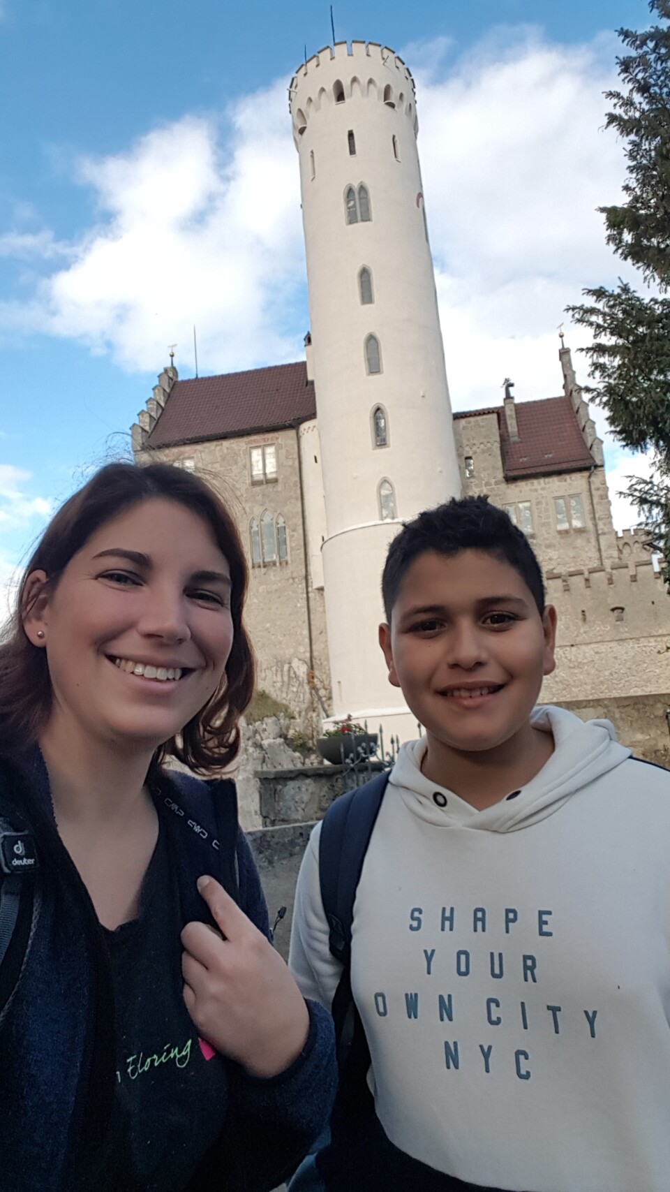 Selfie von links Stefanie und rechts Elias vor dem Schloss Lichtenstein, Foto: Stefanie