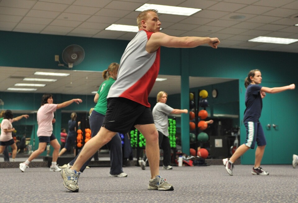 Sportler in einer Sporthalle machen Fitness.
