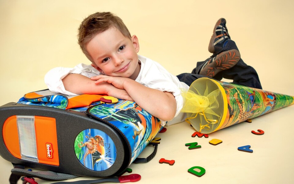 Erste Klasse Einschulung Junge mit Schultüte