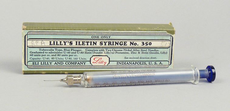 alte Insulinspritze von 1940 mit Schachtel