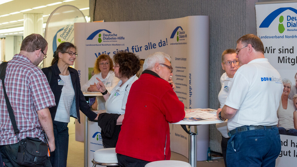 Patientenveranstaltung zum Weltdiabetestag 2015 in Düsseldorf, Aktive Mitglieder vom Landesverband NRW stellen sich den Fragen der Besucher, Foto DDH-M
