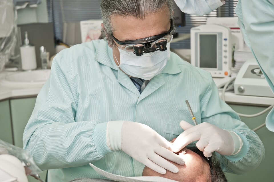 Zahnarztpraxis, Zahnarzt behandelt einen Patienten