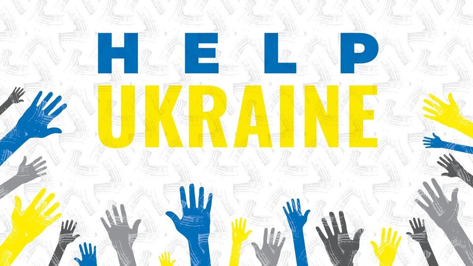Hände  strecken sich zusammen zum Help Ukraine Banner