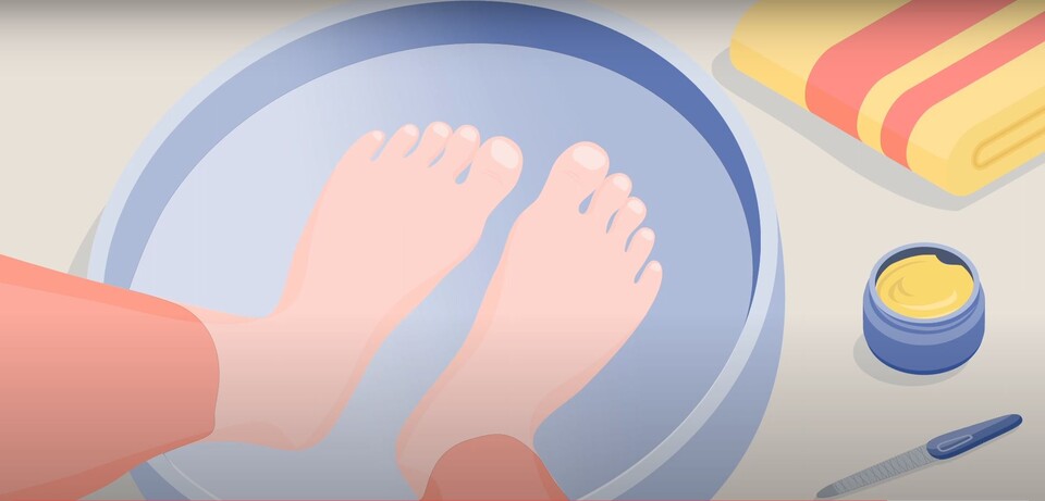 Fußpflege bei Diabetes: Fußbad, Cremedose, Handtuch, Feile.