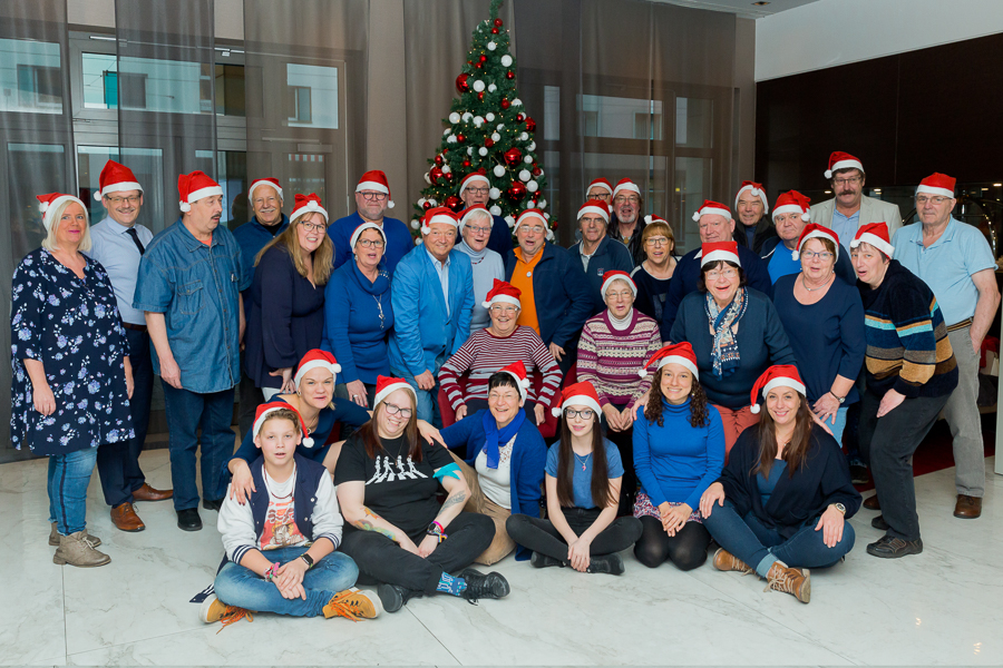 Gruppenbild mit Weihnachtsmützen DDH-M in Nürnberg 2019