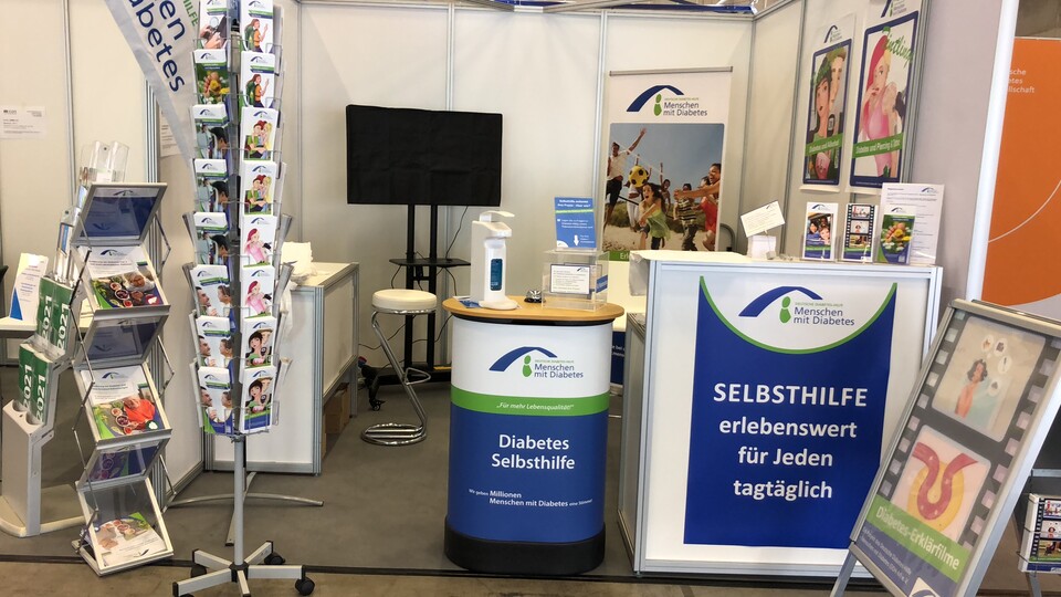 Fertig eingerichteter Stand der DDH-M auf einem Diabetologenkongress