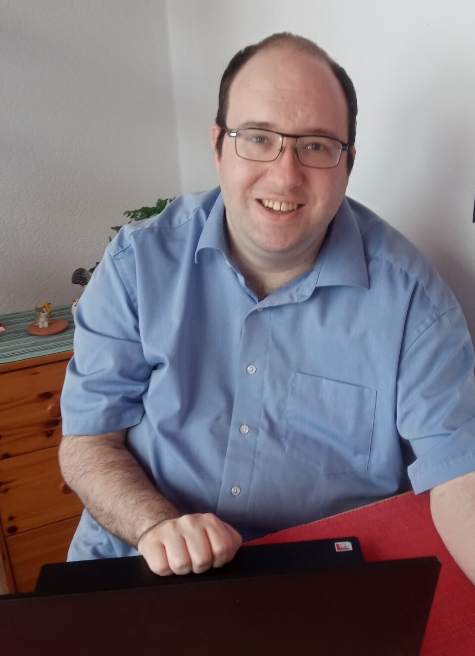 Psychologischer Berater Dennis Riehle am Arbeitsplatz