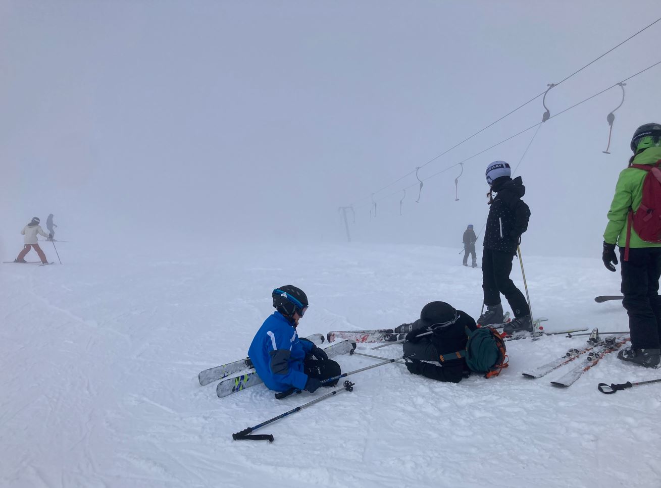 Klassenfahrtbetreuung März 2023, Paula mit Helferherz Louisa, Kinder auf dem Skihang, Radfeld Österreich