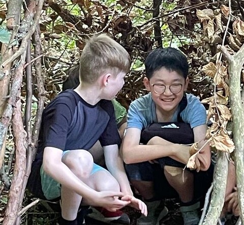 Daeheon mit Freund im Wald, Klassenfahrt