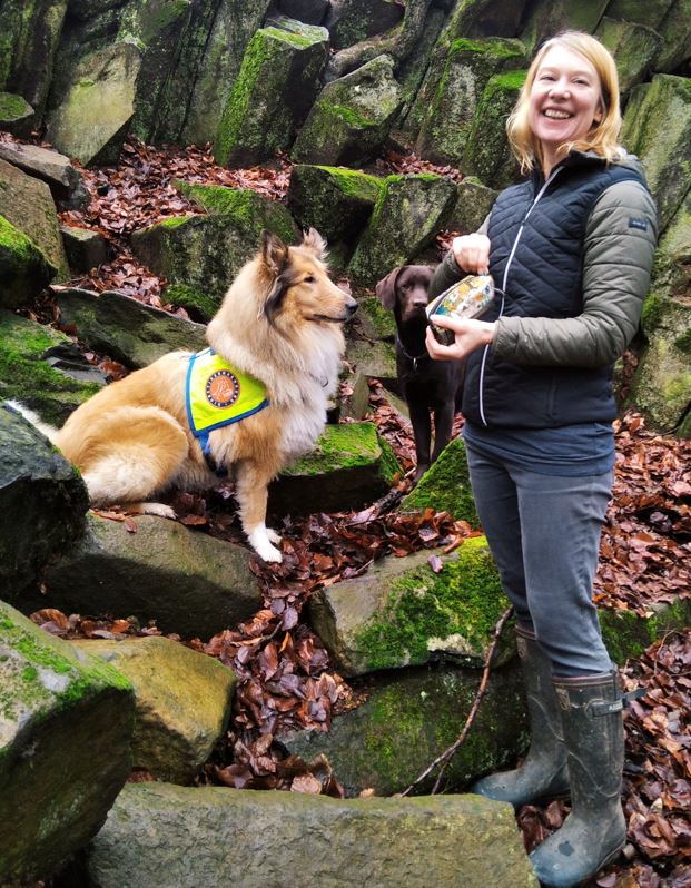 Solveig Burauen mit Diabetikerwarnhunden und Leckerlitasche in der Natur