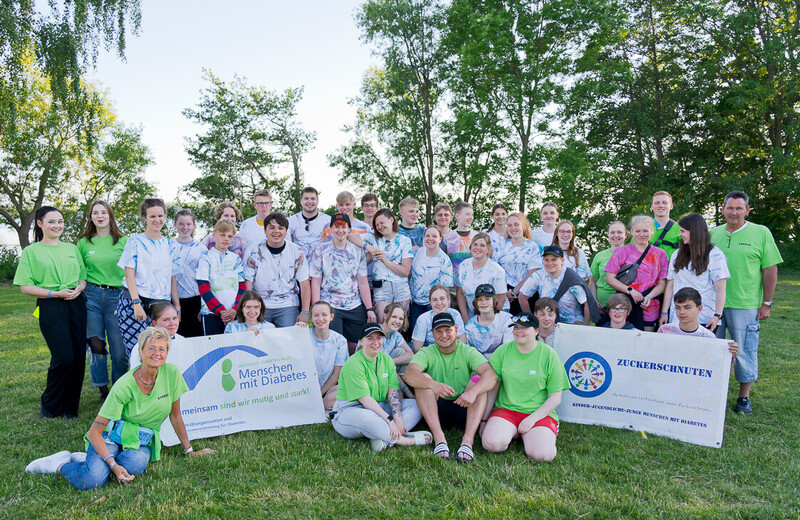 Gruppenbild junger Menschen mit Typ-1-Diabetes auf dem Pfingstcamp 2022