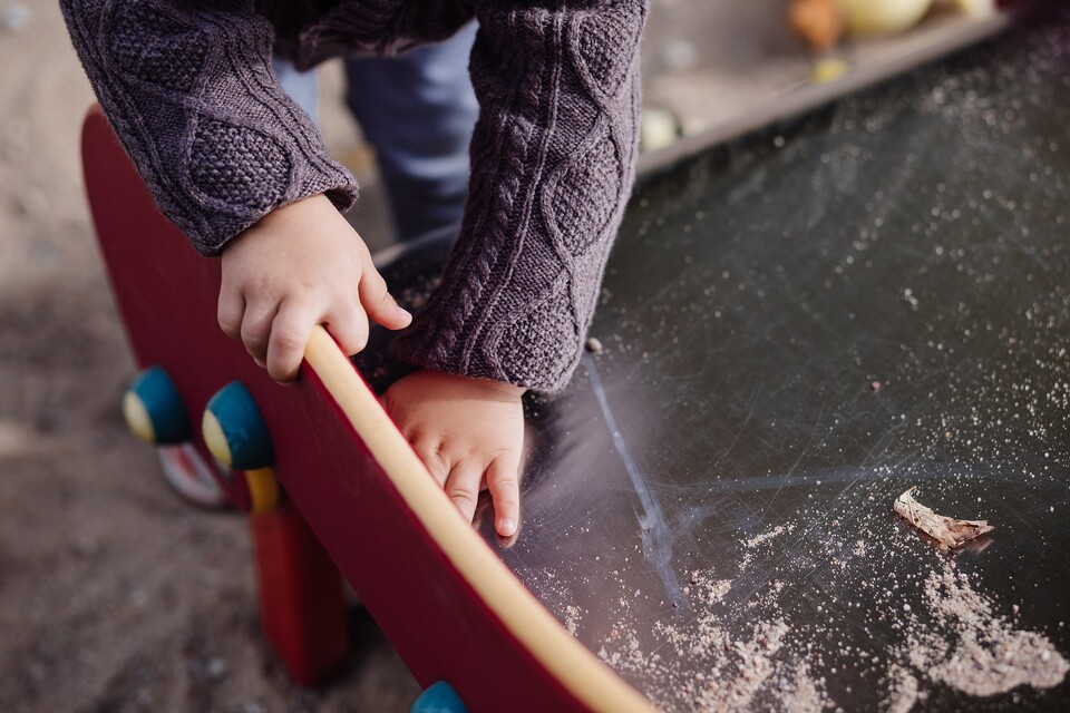 Kind auf Spielplatz