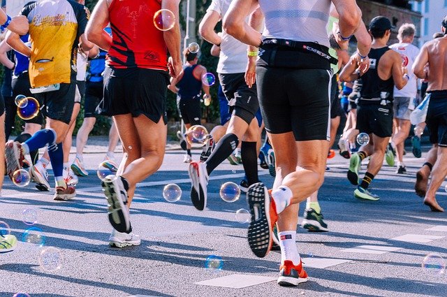 Marathonlauf, Sportler laufen in einer Stadt